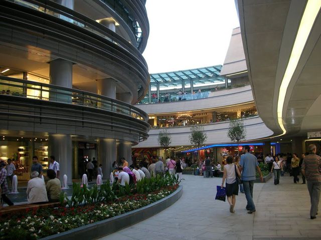 محلات تجارية ومدينة الشروق