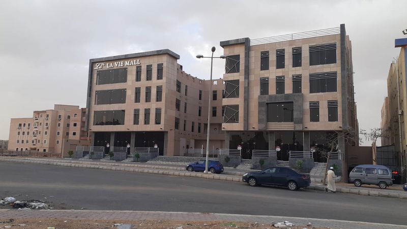 La vie مول في الشروق
